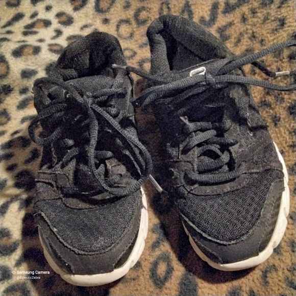 ** GONE** BLACK. FILA SNEAKERS. SIZE 2. - Picture 3 of 10